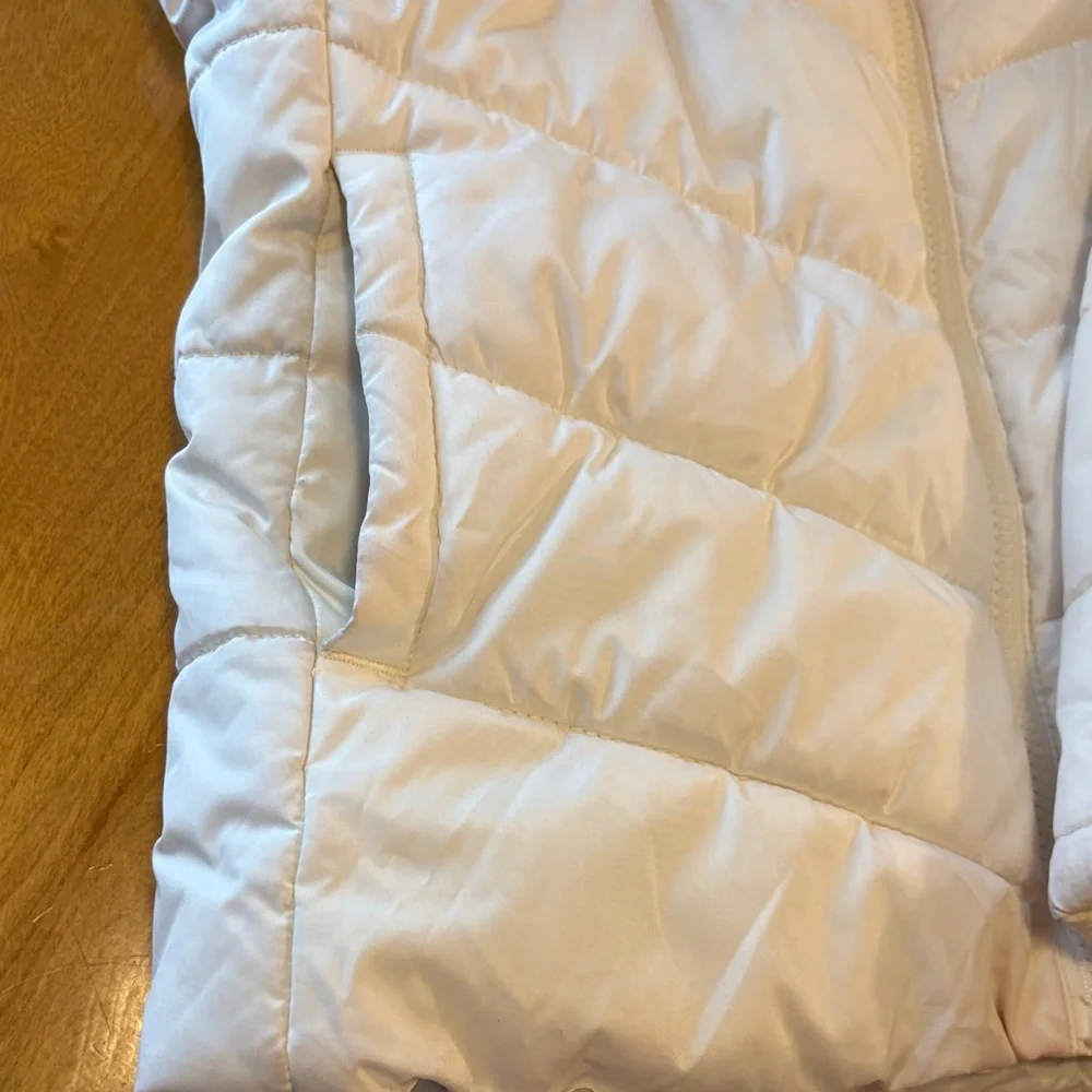 Old Navy Women's White Puffer Jacket - Picture 3 of 4
